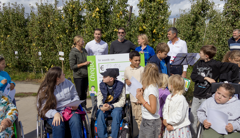 Fruitsnacks schenkt recordbedrag van € 12 164  aan Make-A-Wish Belgium-Vlaanderen tijdens plukdag.