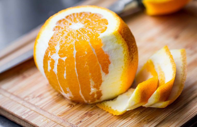 Lifehack : comment couper une orange sans la salir ?